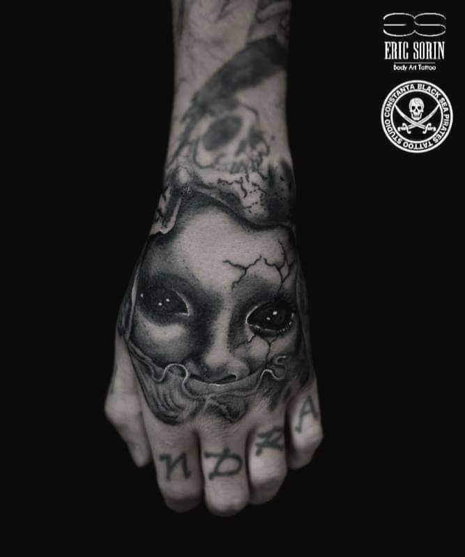 Tatuaj alb negru pe mana