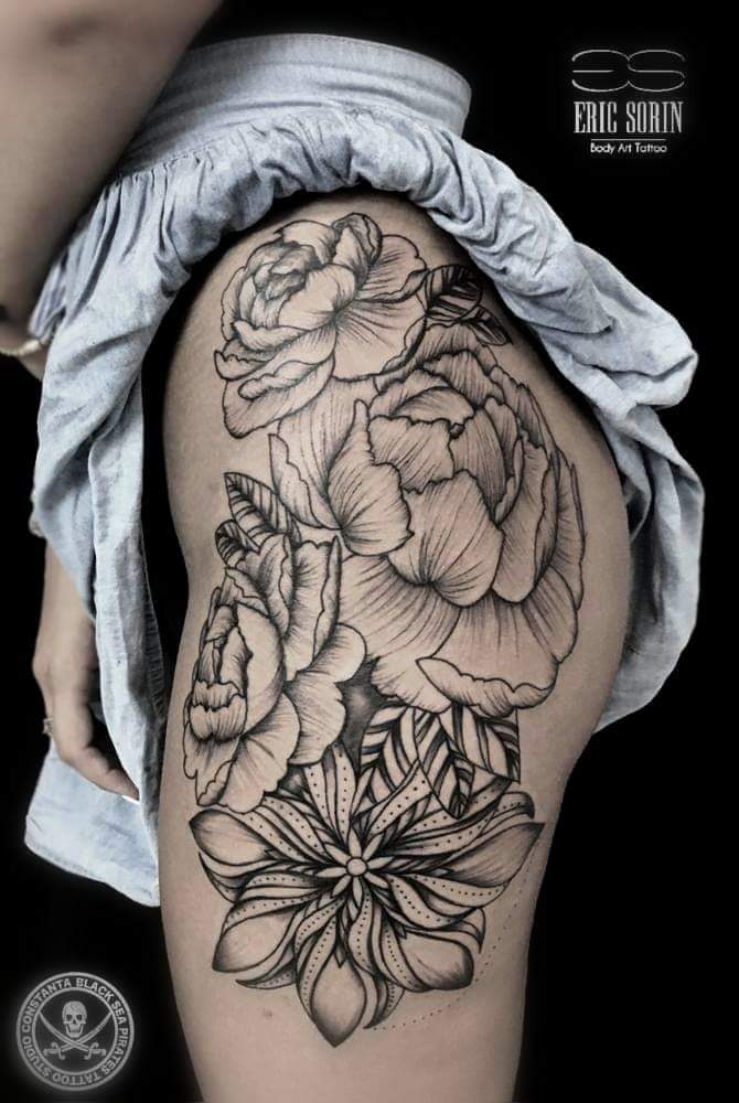 Tatuaj alb negru flori