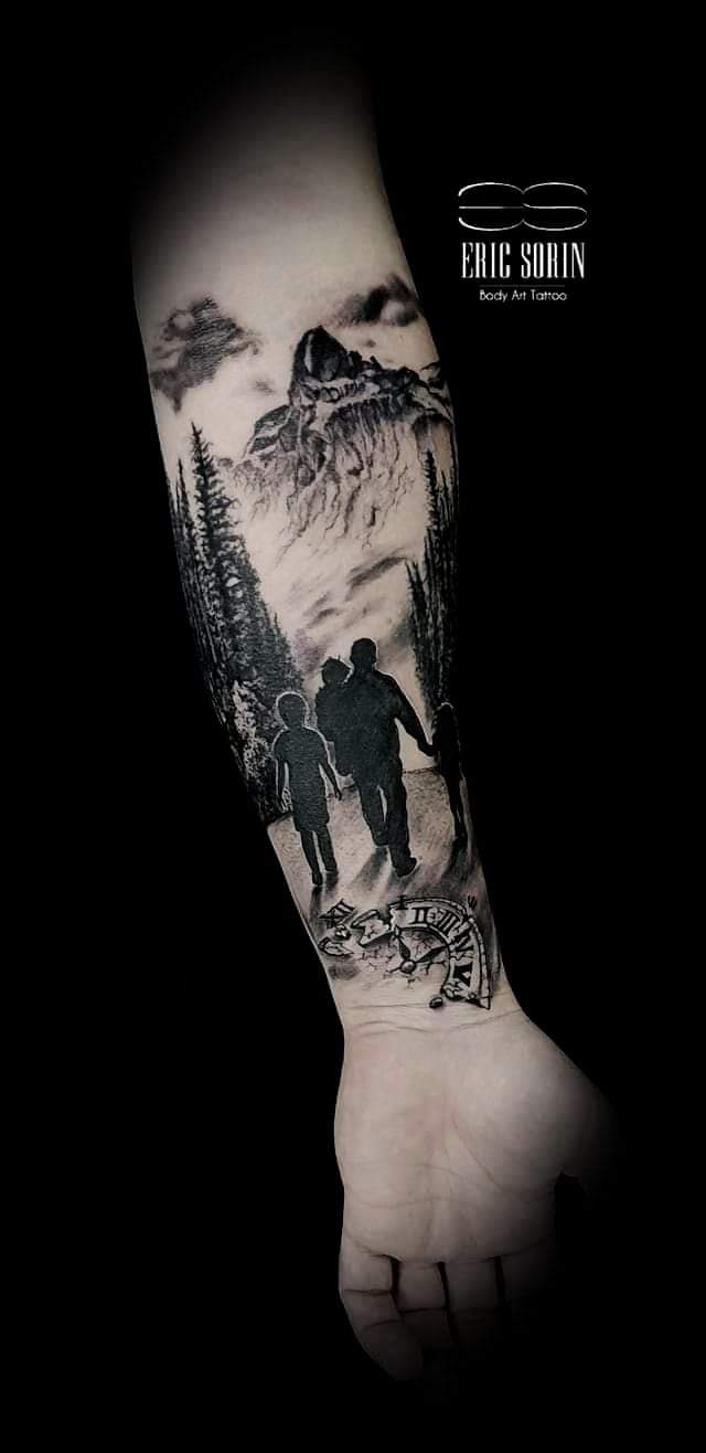 Tatuaj familie alb negru